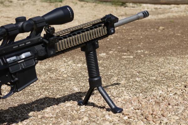 Рукоять переноса огня с выдвижными сошками  SNIPER BIPOD HANDLE TAN