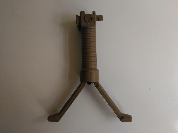 Рукоять переноса огня с выдвижными сошками  SNIPER BIPOD HANDLE TAN